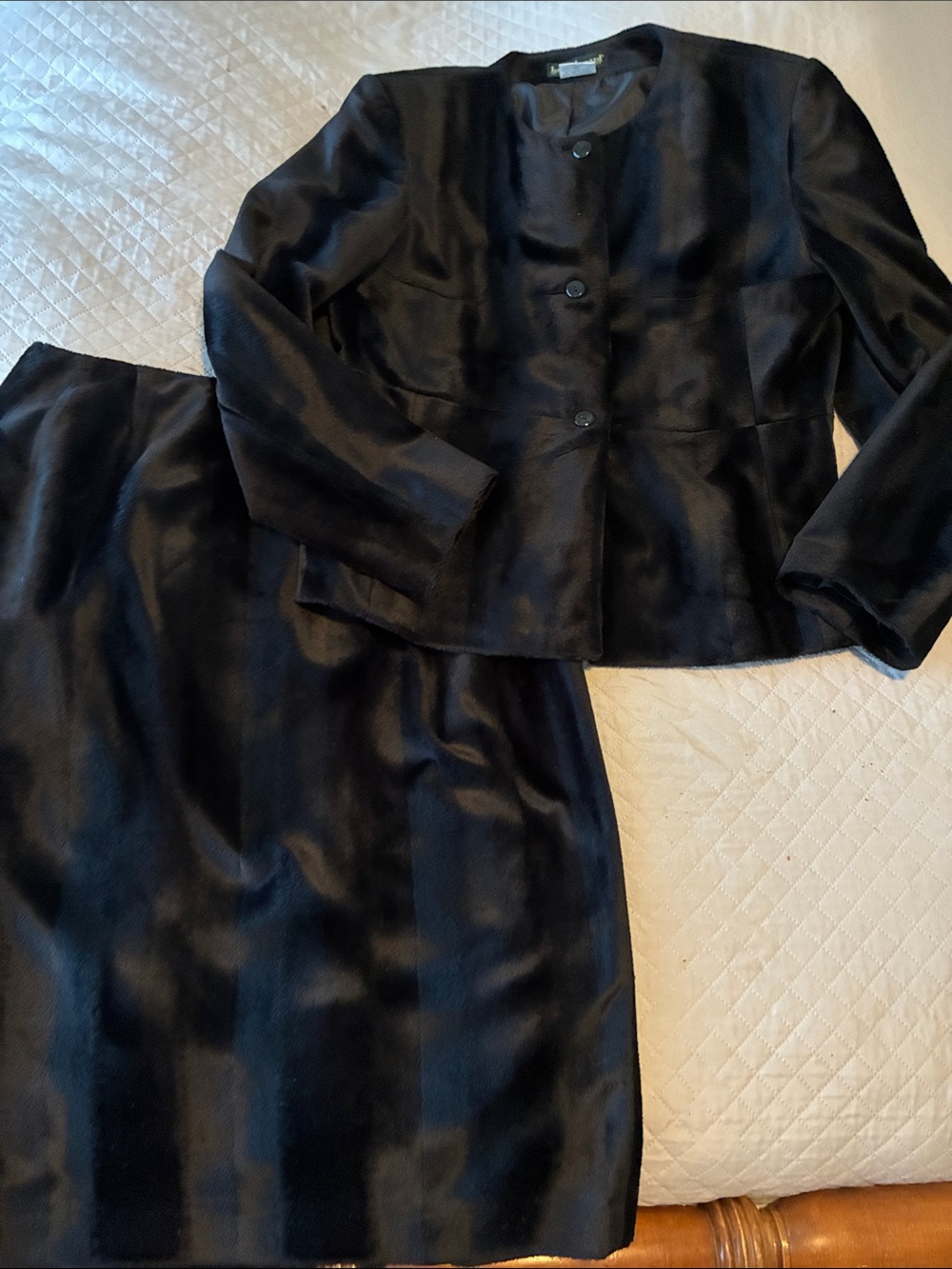 New Harvé Benard Black Soft Suit size 10 Skirt Blazer Jacket Business or Formal